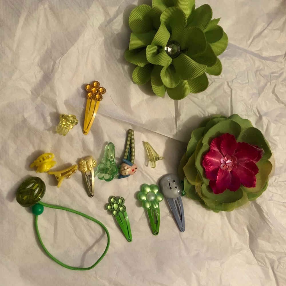 A set of hair accessories